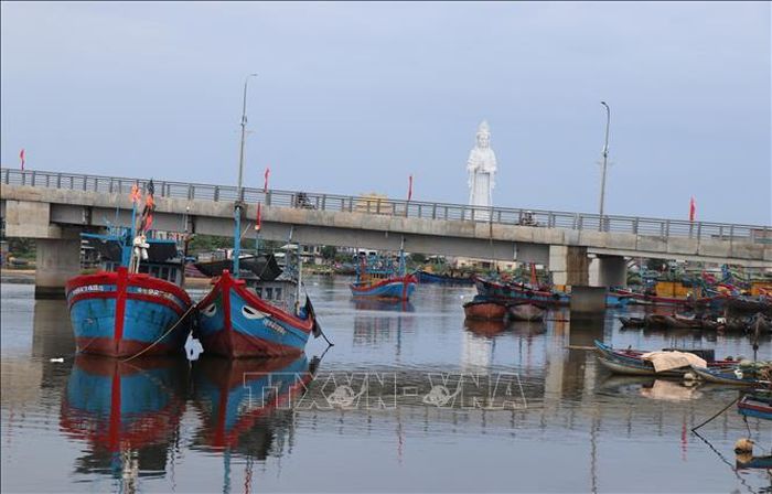 Tàu thuyền ngư dân xã An Phú (Quảng Ngãi) về bờ neo đậu ứng phó áp thấp nhiệt đới. Ảnh: Phạm Cường/TTXVN