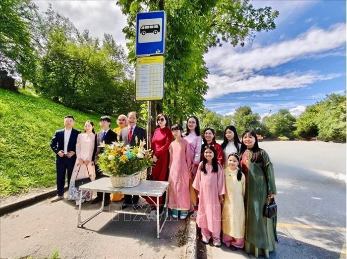 Cán bộ và gia đình Tổng lãnh sự quán Việt Nam tại Vladivostok chụp ảnh lưu niệm tại bến xe buýt. Ảnh: TTXVN phát