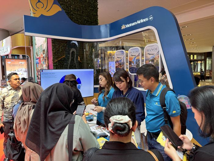 Gian hàng của Vietnam Airlines thu hút nhiều khách hàng và đối tác.
