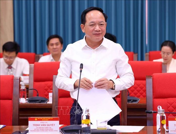 Đồng chí Trịnh Văn Quyết, Ủy viên Bộ Chính trị, Bí thư Trung ương Đảng, Trưởng Ban Tuyên giáo Trung ương phát biểu. Ảnh: Văn Điệp/TTXVN