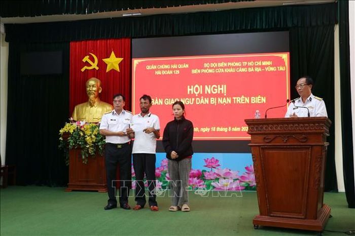 Ngày 18/8/2026, Lãnh đạo Hải đoàn 129 Hải quân động viên, tặng quà ngư dân Trương Văn Chung sau khi gặp nạn trên biển trước khi trở về đoàn tụ cùng gia đình.