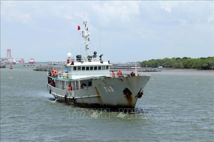 Tàu 743 đưa ngư dân Trương Văn Chung trở về cảng của Hải đoàn trưa ngày 18/8/2026.