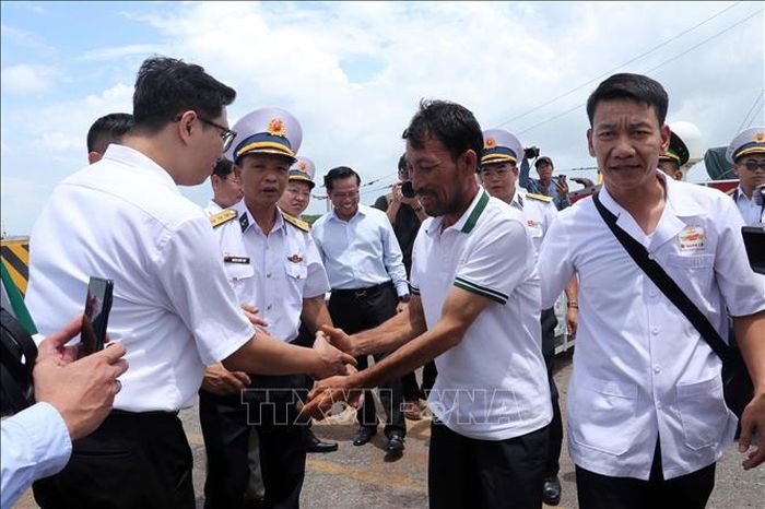 Ngư dân Trương Văn Chung chia tay những người lính biển, rời tàu về đoàn tụ cùng gia đình ngày 18/8/2026.