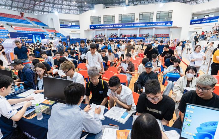 Thí sinh nhập học tại Đại học Phenikaa. Ảnh: TN