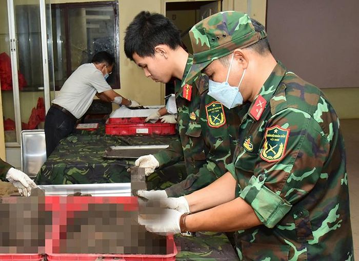 Hài cốt liệt sĩ được đưa vào khu vực lấy mẫu và lưu mẫu để làm sạch.