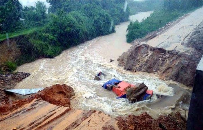 Cầu tạm Hối Hiến bị nước cuốn trôi, chia cắt tuyến đường lưu thông giữa xã Tứ Mỹ và Mai Hoa. Ảnh: Công Tường/TTXVN