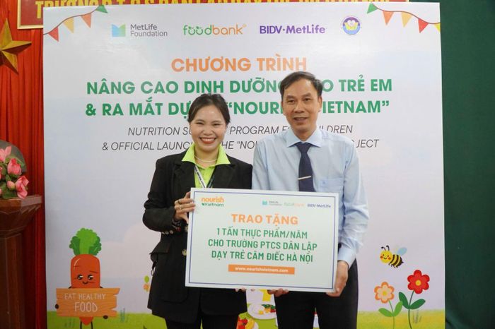 Bà Nguyễn Hoàng Trúc Linh, Tổng Giám đốc Mạng lưới Ngân hàng Thực phẩm Việt Nam trao tặng thực phẩm cho Trường  PTCS Dân lập dạy trẻ câm điếc Hà Nội. Ảnh: BTC