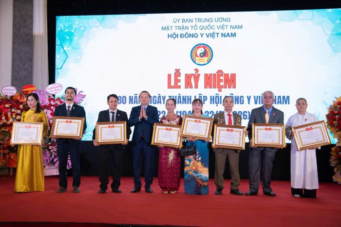 Trao Bằng khen của Hội Đông y Việt Nam cho các cá nhân, tập thể có thành tích xuất sắc.