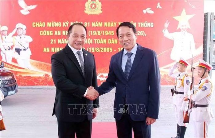 Đại tướng Lương Tam Quang, Bộ trưởng Bộ Công an đón Cố vấn Hội đồng An ninh quốc gia Cộng hoà Philippines Eduardo San Lorenzo Oban Jr. Ảnh: Phạm Kiên/TTXVN