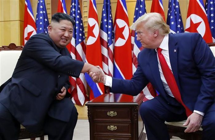 Tổng thống Mỹ Donald Trump (phải) và nhà lãnh đạo Triều Tiên Kim Jong Un trong cuộc gặp tại làng Panmunjom ở biên giới liên Triều, ngày 30/6/2019. Ảnh tư liệu: THX/TTXVN phát