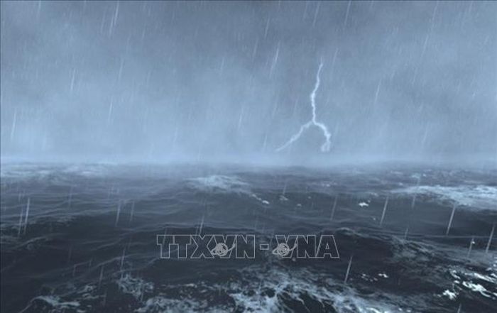 Áp thấp nhiệt đới vẫn giữ nguyên cường độ nhưng đổi hướng Tây Tây Bắc (lúc 13 giờ là hướng Tây) hướng về khu vực vịnh Bắc Bộ và có khả năng mạnh lên thành bão. Ảnh: TTXVN phát