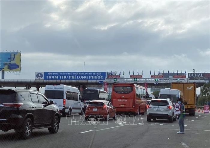 Các xe di chuyển vào trạm thu phí Long Phước. Ảnh minh họa: Mạnh Linh/TTXVN