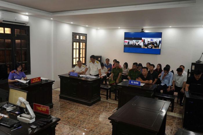 Các đương sự, người liên quan trình bày tại phiên tòa