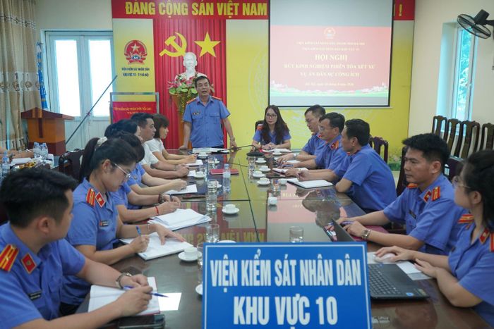 Viện trưởng Viện Kiểm sát nhân dân khu vực 10 - thành phố Hà Nội Nguyễn Như Nghiêm rút kinh nghiệm sau phiên xử vụ kiện công ích.