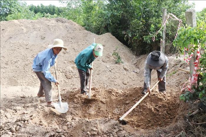 Tìm kiếm hài cốt liệt sĩ khu vực Gò Tràm, thôn An Sơn.