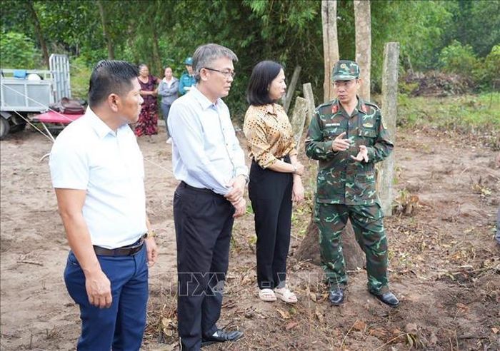 Lãnh đạo xã Nghĩa Giang kiểm tra khu vực cán bộ chiến sĩ tìm kiếm hài cốt liệt sỹ ở Gò Tràm, thôn An Sơn.