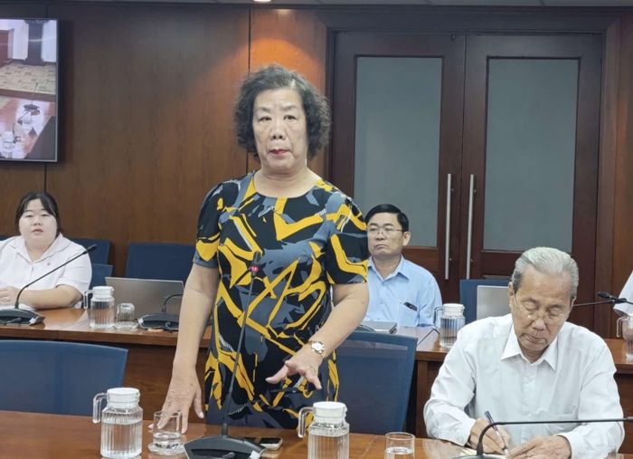 Bà Đặng Hồng Linh, Phó Trưởng Ban kiêm Tổng Thư ký Ban Liên lạc cựu cán bộ Đoàn Thanh niên Việt Nam phía Nam thông tin cho báo chí về tour du lịch về tuyến đường 1C huyền thoại.