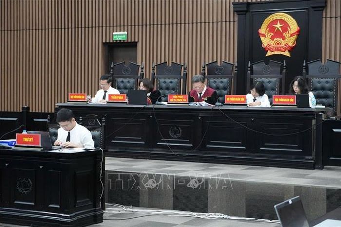 Hội đồng xét xử điều hành phiên tòa.