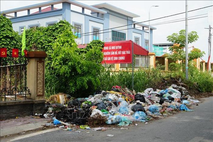 Nhiều khu dân cư của xã Như Quỳnh cũng đang tồn tại rác thải, gây mất mỹ quan, ô nhiễm môi trường.