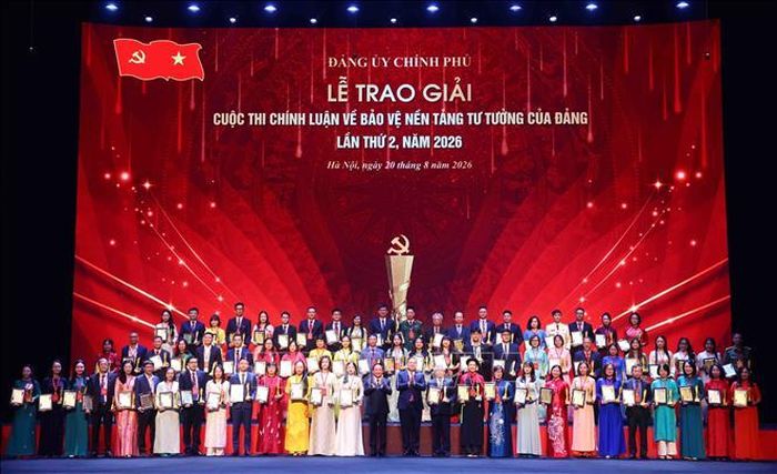 Trưởng ban Tuyên giáo Trung ương Trịnh Văn Quyết và Phó Thủ tướng Thường trực Phạm Gia Túc cùng các tác giả đạt Giải. Ảnh: Phạm Kiên/TTXVN