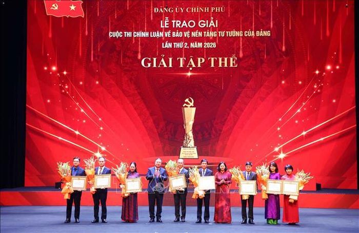 Đồng chí Phạm Gia Túc, Ủy viên Bộ Chính trị, Phó Bí thư Thường trực Đảng ủy Chính phủ, Phó Thủ tướng Thường trực Chính phủ, Trưởng Ban Chỉ đạo 35 Đảng ủy Chính phủ trao Bằng khen của Đảng uỷ Chính phủ cho các tập thể có thành tích xuất sắc. Ảnh: Phạm Kiên/TTXVN