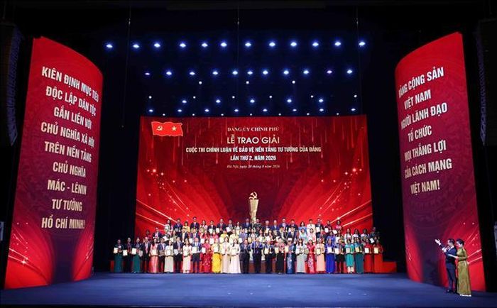 Trưởng ban Tuyên giáo Trung ương Trịnh Văn Quyết và Phó Thủ tướng Thường trực Phạm Gia Túc cùng các tác giả đoạt giải. Ảnh: Phạm Kiên/TTXVN