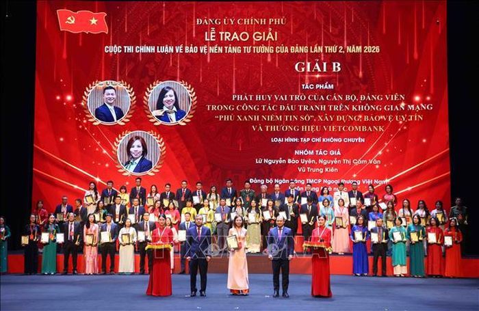 Đồng chí Ngô Đông Hải, Ủy viên Trung ương Đảng, Phó Trưởng ban Tuyên giáo Trung ương và đồng chí Lê Hải Bình, Ủy viên Trung ương Đảng, Phó Giám đốc Thường trực Học viện Chính trị Quốc gia Hồ Chí Minh trao Giải B cho các tác giả đạt giải. Ảnh: Phạm Kiên/TTXVN