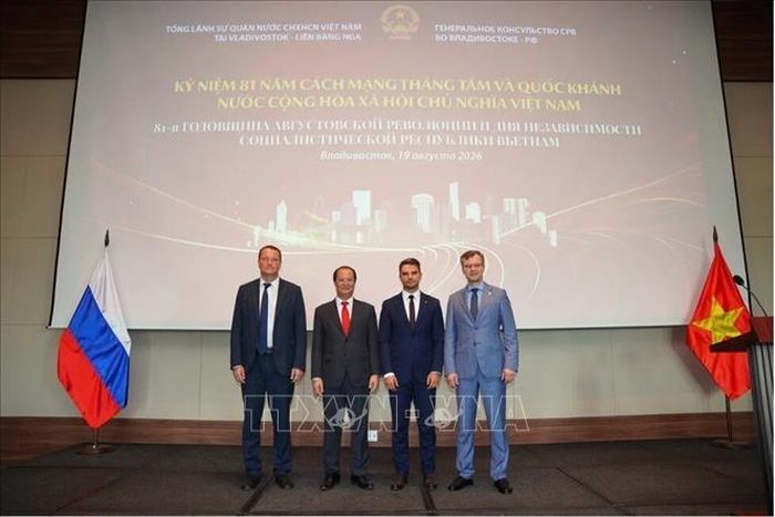 Tổng lãnh sự Nguyễn Việt Kiên và các đại biểu tham dự sự kiện. Ảnh: TTXVN phát