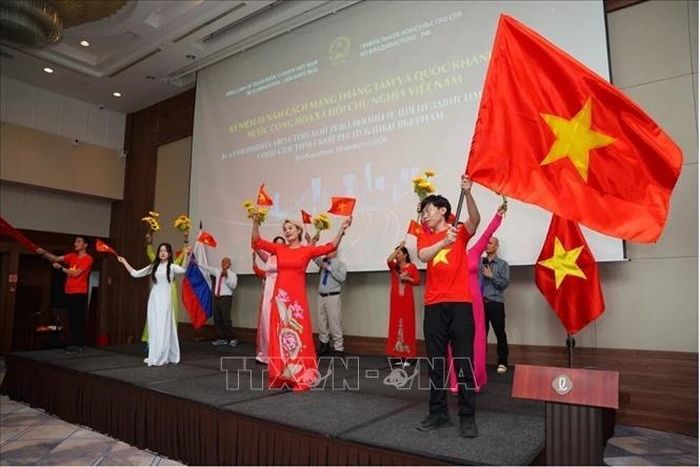 Các tiết mục văn nghệ của cộng đồng người Việt Nam tại Vladivostok. Ảnh: TTXVN phát