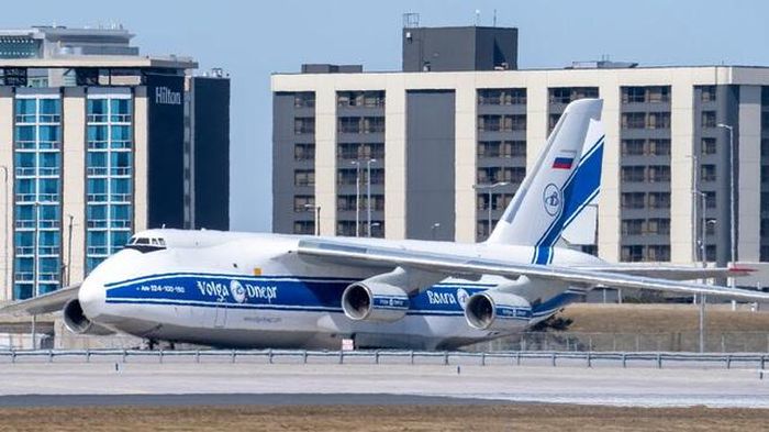 Chiếc Antonov AN-124 đăng ký tại Nga, thuộc sở hữu của hãng Volga-Dnepr, đang đậu trên sân đỗ tại Sân bay Pearson ở Toronto, Canada. Ảnh: CBC News