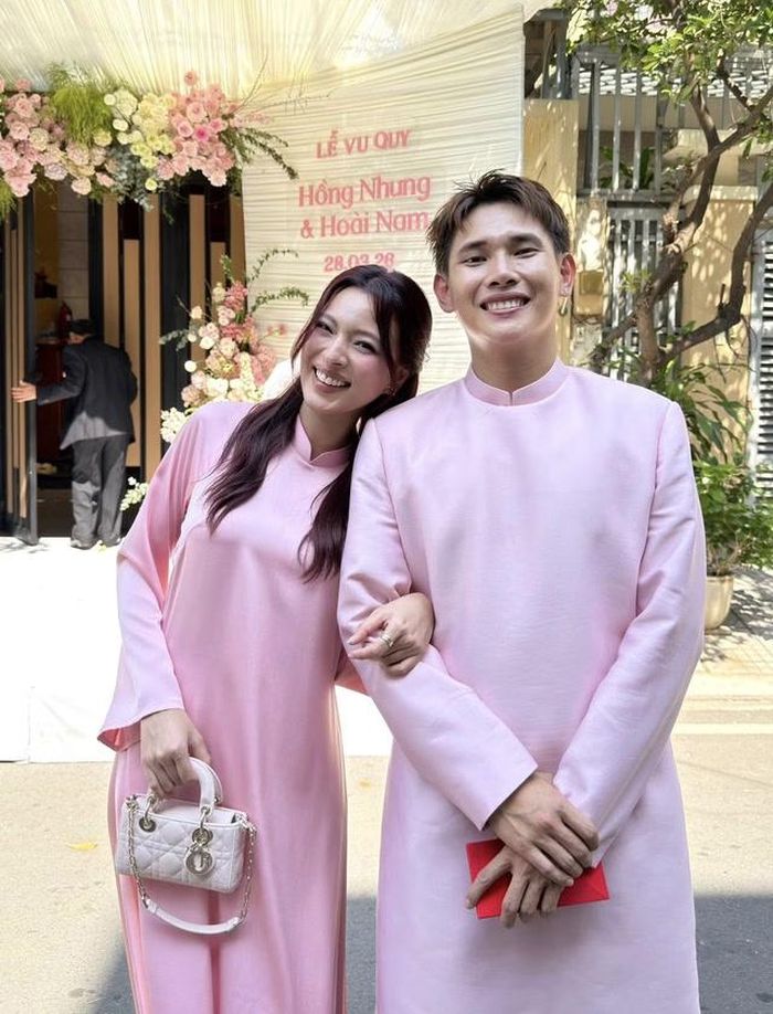 Cặp đôi diện áo dài tình tứ. Ảnh: FBNV.