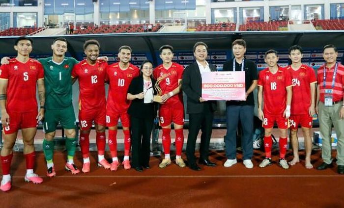 Toàn đội nhận thưởng "nóng" 500 triệu đồng. Ảnh VFF.