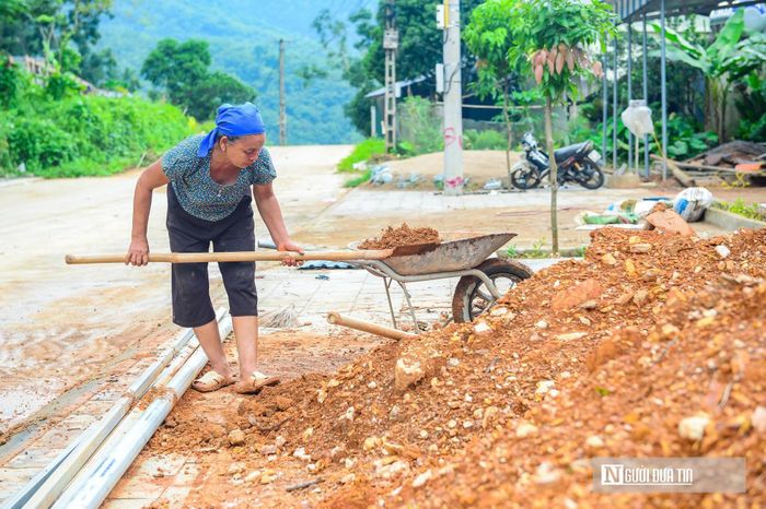 Được an cư, bà con trồng cây, vun đắp cho nơi ở mới.