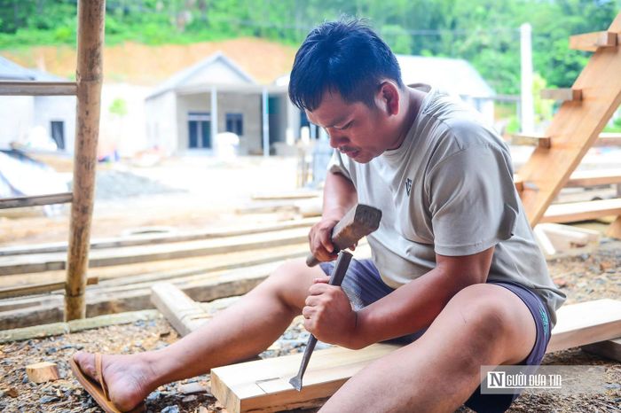 Người dân đang sửa sang nhà cửa ở nơi tái định cư.