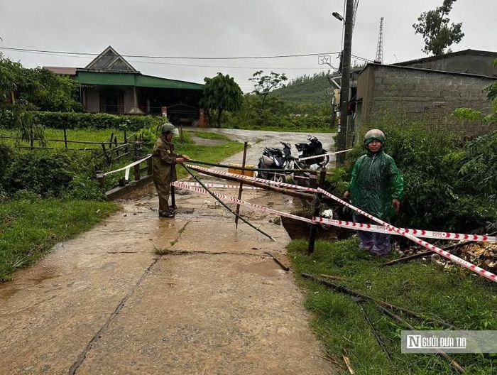 Hiện, lực lượng chức năng đã kiểm tra, cắm biển cảnh báo tại những khu vực bị ngập. Ảnh Tài Tuấn.