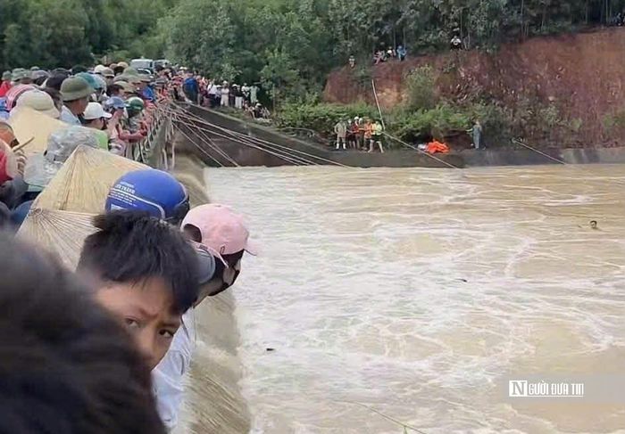 Một người đàn ông đi đánh cá chẳng may bị nước lớn cuối trôi. Ảnh Nguyễn Vân.