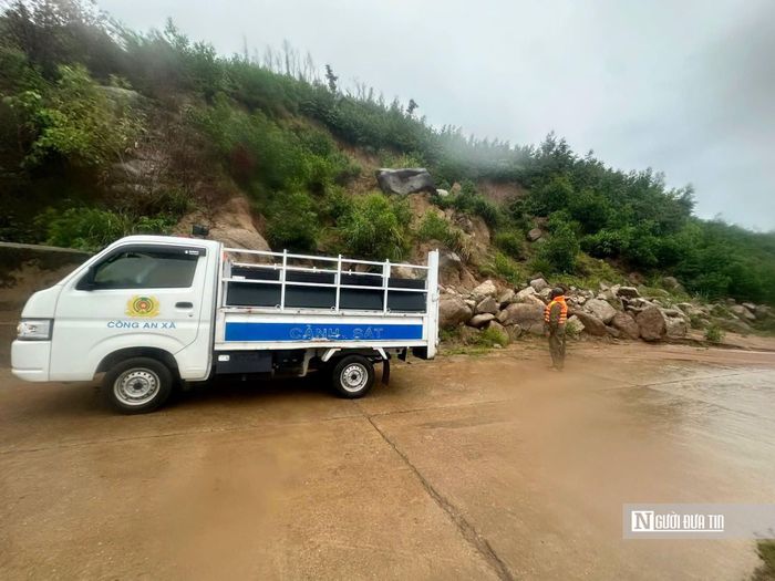 Cơ quan chức năng tuần tra tại những vị trí có nguy cơ sạt lở.