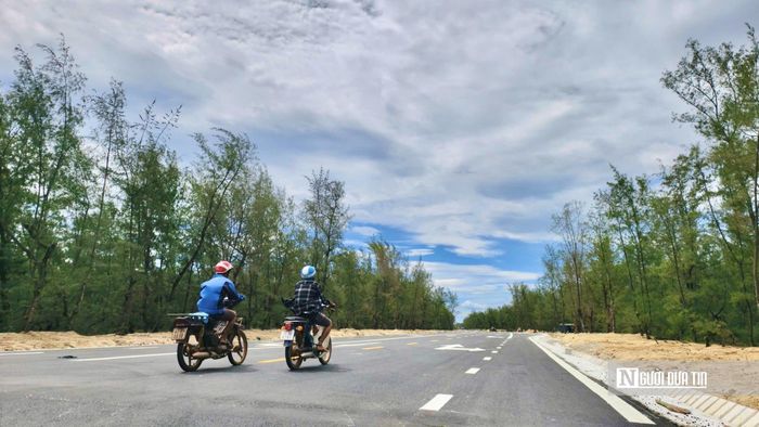 Nhà thầu hiện đồng loạt triển khai sơn vạch kẻ đường, lắp cọc tiêu, lan can - hộ lan, đèn tín hiệu, biển báo và chỉ dẫn an toàn giao thông.