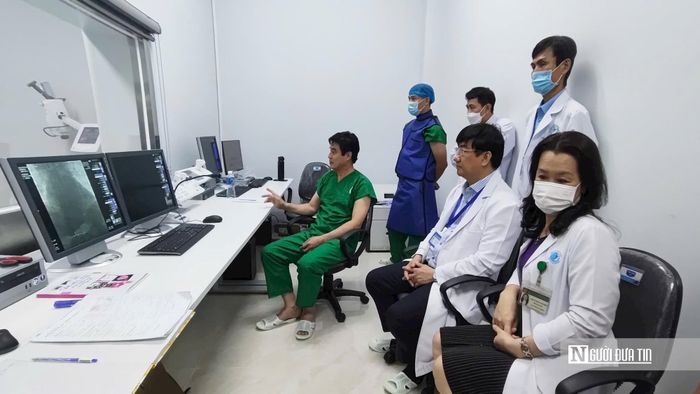 Chuyên gia và các bác sĩ đang theo dõi kỹ thuật tim mạch can thiệp.