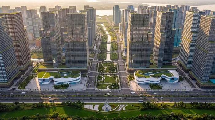 Hệ thống giao thông được tổ chức đồng bộ với nhà ở, hạ tầng xã hội và các tiện ích thiết yếu, tăng khả năng kết nối, thuận tiện cho đi lại và tiếp cận dịch vụ của người dân. Ảnh: Người Hà Nội.