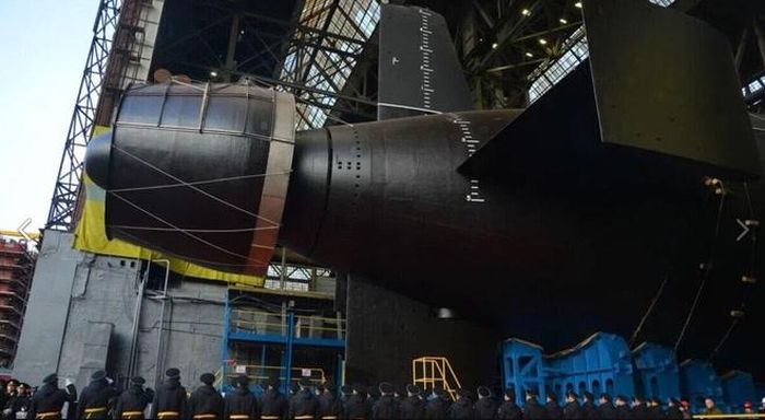 Tàu ngầm Khabarovsk được chế tạo để mang theo tới 6 ngư lôi hạt nhân Poseidon – loại vũ khí đáp trả chiến lược. Ảnh: Military Watch, Voennoedelo