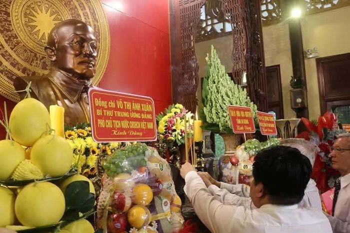 Các đại biểu dâng hoa, dâng hương tưởng nhớChủ tịch Tôn Đức Thắng.