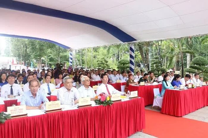 Các đại biểu tại buổi lễ.