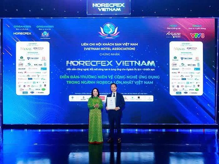 Chủ tịch Liên Chi hội Khách sạn Việt Nam Đỗ Thị Hồng Xoan trao chứng nhận công nhận HORECFEX VIETNAM là “Diễn đàn thường niên về công nghệ ứng dụng trong ngành HORECA lớn nhất Việt Nam”.