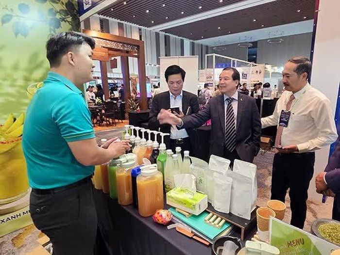 Ông Hà Văn Siêu (giữa) tham quan gian trưng bày tại HORECFEX VIETNAM 2026.