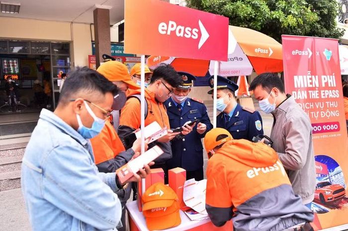 Người dùng đăng ký thẻ thu phí không dừng ePass tại điểm dịch vụ. Ảnh: ePass.
