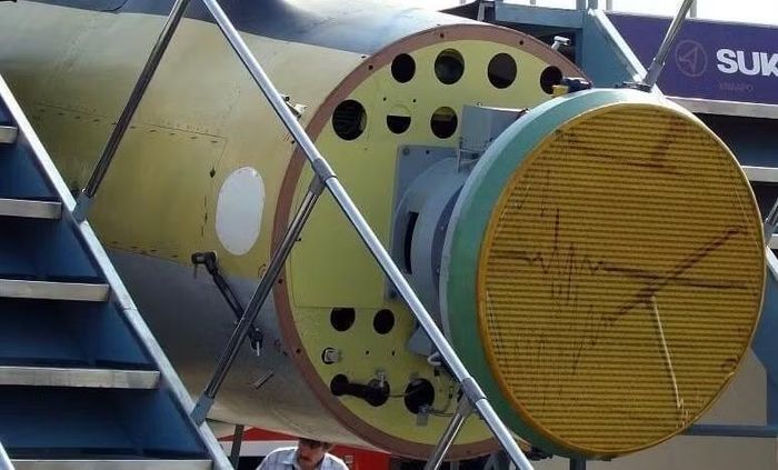 Radar Irbis-E trên máy bay chiến đấu Su-35. Ảnh: MW.