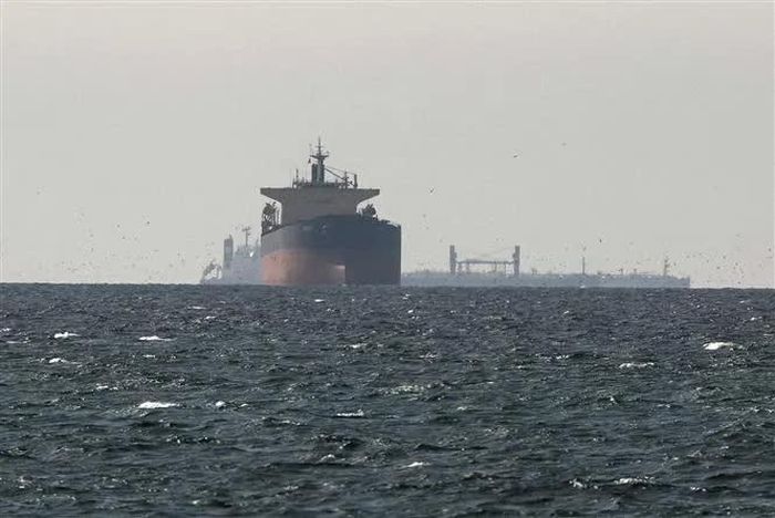 Tàu hàng di chuyển ở khu vực eo biển Hormuz. Ảnh: THX/TTXVN