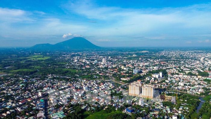 Việc sắp xếp mạng lưới cơ sở giáo dục tại Tây Ninh phải bảo đảm quyền học tập của học sinh, nhất là tại vùng sâu, vùng xa, khu vực biên giới và những địa bàn có điều kiện khó khăn. Ảnh: Giang Phương - TTXVN ; [19/08/2026 16:48:08] Nhằm bảo đảm hoạt động dạy và học ổn định ngay từ đầu năm học 2026 - 2027, UBND tỉnh Tây Ninh đã chính thức phê duyệt Phương án số 5345/PA-SGDĐT của Sở Giáo dục và Đào tạo về việc sắp xếp, tinh gọn hệ thống trường học công lập từ mầm non đến giáo dục nghề nghiệp. Song song đó, ngành Giáo dục tỉnh cũng chủ động hoàn thiện cơ sở vật chất và đội ngũ giáo viên trước ngày khai giảng. Ảnh: Giang Phương – TTXVN 