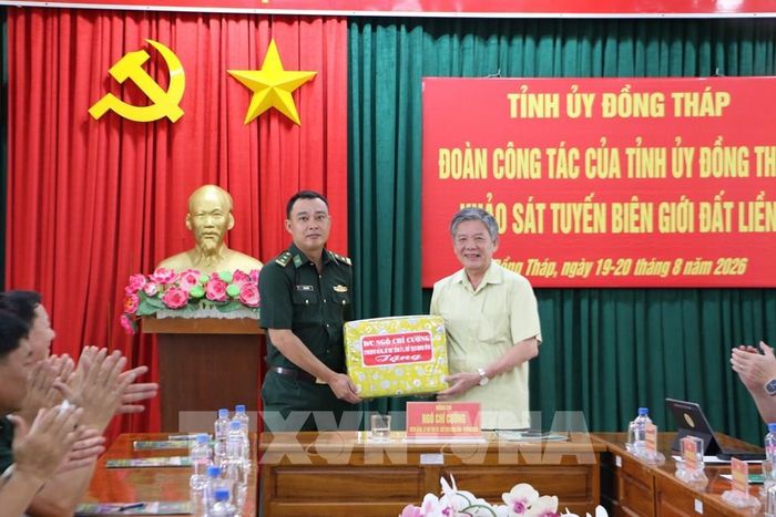 Ông Ngô Chí Cường, Ủy viên Trung ương Đảng, Bí thư Tỉnh ủy, Chủ tịch HĐND tỉnh Đồng Tháp tặng quà Đồn biên phòng Bình Thạnh. Ảnh: Hồng Thái – TTXVN